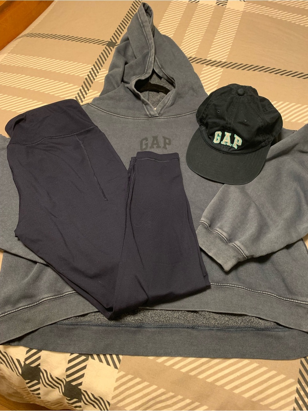 GAP 3-Piece Athleisure Bundle Navy Washed Hoodie L, Navy Leggings L & Logo Hat - Picture 2 of 10
